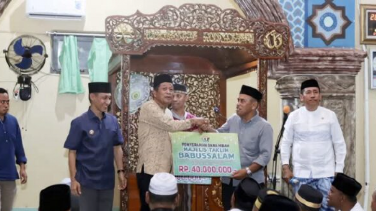 Safari Ramadan di Tomia, Wagub Sultra Hugua Salurkan Bantuan untuk Masjid dan Majelis Ta’lim